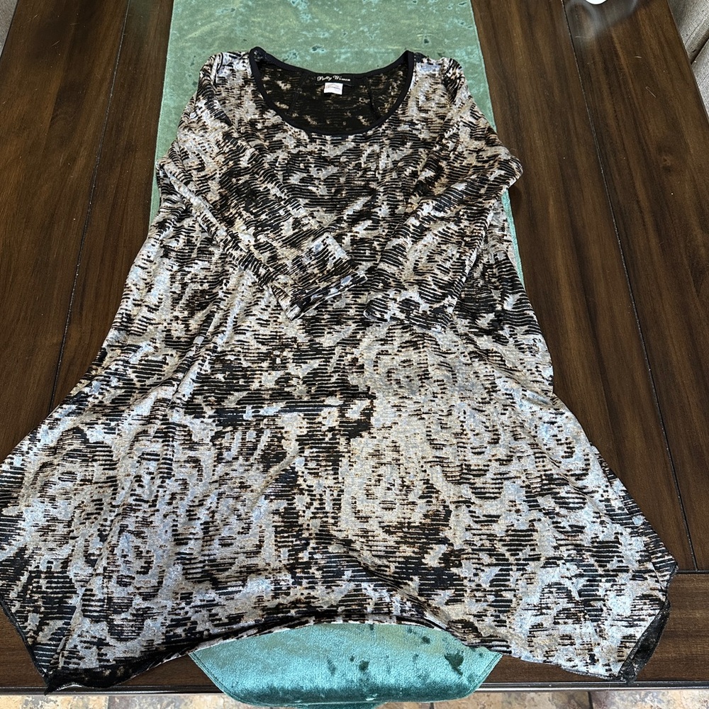 Elegant Pretty Women” Black and Cream Women's Top